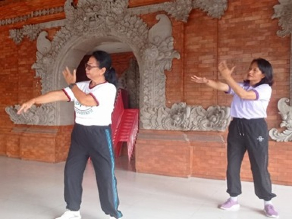 Senam Lansia Rutin di Banjar Celuk Dukung Lansia Desa Dalung Bergerak Produktif